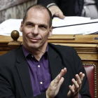 Varoufakis aplaude durante una sesión parlamentaria, en Atenas, este miércoles.-Foto: REUTERS / ALKIS KONSTANTINIDIS