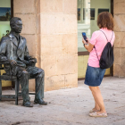 Una mujer hace una foto a la estatua vandalizada. GONZALO MONTESEGURO