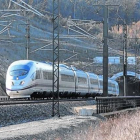 Un tren de la línea de alta velocidad, a su paso por Bàscara (Alt Empordà).-JOAN CASTRO / ICONNA
