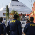 El yate de la compañía Silversea en que se alojan los jugadores de la NBA, protegidos por la policía de Río.-REUTERS / IVAN ALVARADO