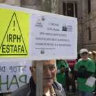 Protesta en Barcelona contra la aplicación del tipo de interés IRPH, en mayo del 2016.-JOSEP GARCIA