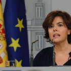 La vicepresidenta, Soraya Sáenz de Santamaría, en su comparecencia extraordinaria este mediodía en la Moncloa.-EFE / ÁNGEL DÍAZ