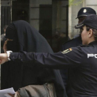 Una mujer detenida por supuestos vínculos con el terrorismo yihadista, entra en la Audiencia Nacional en abril del 2015-J. J. GUILLÉN (EFE)