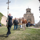 La procesión con la imagen de San Isidro por el paraje del Mirón. GONZALO MONTESEGURO