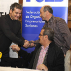 Alberola saluda a Ruiz en presencia de Mayor. / V.G-
