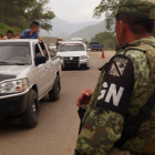 Efectivos de la Guardia Nacional en busca de migrantes en México.-EFE