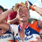 Boogerd, feliz tras la victoria de etapa en el Tour 2002.-REUTERS / ERIC GAILLARD