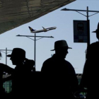 Pasajeros en la Terminal 1 del aeropuerto de Barcelona-El Prat.-ALBERT BERTRAN