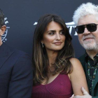 Antonio Banderas, Penélope Cruz y Pedro Almodóvar, en Cannes.-AP / PETROS GIANNAKOURIS