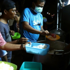 Afectados por el tsunami reciben alimentos-REUTERS / ATHIT PERAWONGMETHE