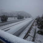 La autovía A6 cortada por el temporal de nieve a su paso por la localidad de Bembibre (León)-- ICAL