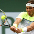 Rafael Nadal devuelve un golpe ante Gilles Simon.-Foto: AFP / MATTHEW STOCKMAN