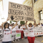 Miembros de la asociación 'Stop Uranio' y representantes de Equo y Podemos en Salamanca se concentran a la entrada del Juzgado de Instrucción de Ciudad Rodrigo como muestra de apoyo a dos de los miembros de 'Stop Uranio' en su acto de conciliación.-ICAL