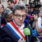 Mélenchon habla con la prensa tras el registro en la sede del partido.-EFE / CHRISTOPHE PETIT