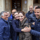 Belén Izquierdo es abrazada por sus compañeros de partido a las puertas del Ayuntamiento. - MARIO TEJEDOR