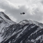 Un helicóptero sobrevuela la zona del siniestro.-Foto: FERRAN_SENDRA