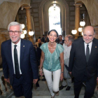 La ministra de Industria y Turismo, Reyes Maroto, acompañada del alcalde de Tarragona, Josep Félix Ballesteros (i), y del subdelegado del Gobierno, Joan Sabaté.-JAUME SELLART (EFE)