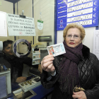 Una mujer muestra ayer un décimo de lotería en una administración de la capital soriana. / VALENTÍN GUISANDE-