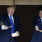Donald Trump y Shinzo Abe, durante la visita que realizó el estadounidense a Japón en noviembre del 2017.-TORU HANAI (AP)
