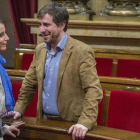 Imagen de archivo de Andrea levy y Antoni Comín conversando en el Parlament.-FERRAN SENDRA