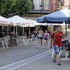 Aspecto de las terrazas el año pasado en la plaza de Herradores. / ÚRSULA SIERRA-