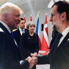 Trump y Rajoy se saludan en la cumbre de la OTAN celebrada en Bruselas el pasado mayo.-EL PERIÓDICO