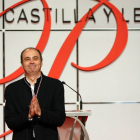 Fermín Herrero Redondo, tras recibir el Premio Castilla y León 2014 de las Letras de manos del presidente de la Junta, Juan Vicente Herrera-Ical