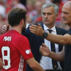 El jugador del Manchester United, Juan Mata, es sustituido en la final de la Community Shield.-IAN KINGTON / AFP