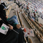 Aficionadas animan al Al-Ahli y al Al-Batin en el estadio de Yeda, a principios del 2018.-REUTERS / REEM BAESHEN