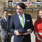 El consejero, Juan Carlos Suárez Quiñones, junto con la alcaldesa de Garray, María José Jiménez, ayer frente al Ayuntamiento.-VALENTÍN GUISANDE