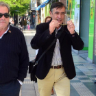 Antonio Pardo, ayer, cuando se dirigía a la sede del PP para presentar los avales, y detrás María del Mar Angulo.-ÁLVARO MARTÍNEZ