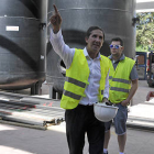 El responsable de Rebi, Alberto Gómez, muestra la planta de biomasa a Carlos Martínez. / VALENTÍN GUISANDE-