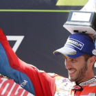El italiano Andrea Dovizioso (Ducati) celebra su triunfo en Montmeló.-AP / MANU FERNÁNDEZ