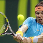 Rafael Nadal devuelve una bola a Michael Berrer, en la primera ronda del torneo de Doha.-Foto: REUTERS / MOHAMMED DABBOUS