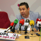 El procurador de UPL, Luis Mariano Santos, presenta en rueda de prensa el balance del primer año de mandato en las Cortes de Castilla y León.-ICAL