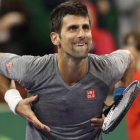 Djokovic entrega su corazón al público de Doha tras ganar el torneo.-AFP / KARIM JAAFAR