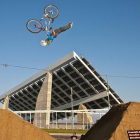 La pérgola fotovoltaica del Fòrum, testigo de excepción de la competición de BMX.-EXTREME BARCELONA