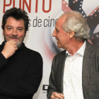El director de cine Enrique Urbizu, izquierda, y Carmelo García, ayer al hotel Alfonso VIII. / VALENTÍN GUISANDE-