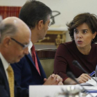 Soraya Sánez de Santamaría conversa con Rafael Catalá, junto al ministro Cristóbal Montoro e Íñigo de la Serna, este sábado, al inicio del Consejo de Ministros extraordinaro.-EFE / JUAN CARLOS HIDALGO