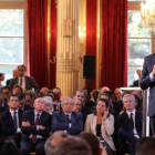 Macron durante su intervención en el Elíseo ante alcaldes, empresarios y miembros de asociaciones de las banlieus.-LUDOVIC MARIN / AP