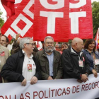 Toxo y Méndez, en la cabecera de la manifestación del 1 de mayo en Madrid de este viernes.-AGUSTÍN CATALÁ