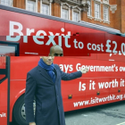 Chuka Umunna, diputado laborista, junto al autobús fletado por la nueva campaña contra el brexit, en Londres, el 21 de febrero.-/ AFP / TOLGA AKMEN