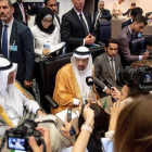 El ministro saudi de Energia  Khalid al-Falih (en el centro) atiende a los medios durante una reunión de la Organización de Paises Exportadores de Petroleo (OPEP).-EFE / CHRISTIAN BRUNA