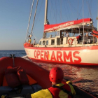 Una lancha rápida de Proactiva llegando al 'Astral', desplegado en aguas frente a Libia.-JAVIER TRIANA