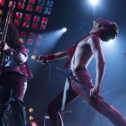 Gwilym Lee como Brian May (izquierda) y Rami Malek como Freddie Mercury en el filme Bohemian Rhapsody.-CORTESÍA DE TWENTIETH CENTURY FOX