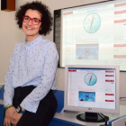 Susana Álvarez, junto a la plataforma de la Uva, en la que se puede consultar el contenido de los cursos.-ÁLVARO MARTÍNEZ