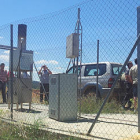 Agricultores sorianos ante la estación antigranizo de Alconchel de Ariza. / ASAJA-