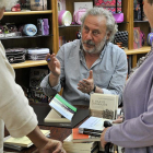 Julio Llamazares, ayer, en la librería Las Heras firmando ejemplares.-V. G.