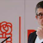 Patxi López, durante su presentación como candidato a liderar el PSOE, el pasado domingo en Madrid.-JUAN MANUEL PRATS
