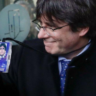 Carles Puigdemont, con la acreditación de eurodiputado, el 20 de diciembre del 2019 en Bruselas.-EFE / STEPHANIE LECOCQ